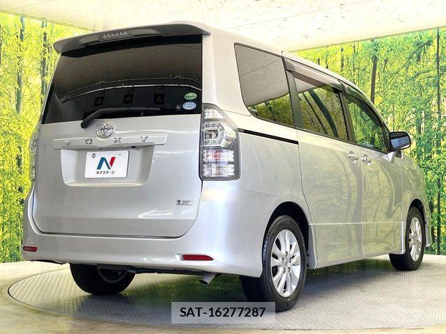 Toyota VOXY 2013-10 7790309-17