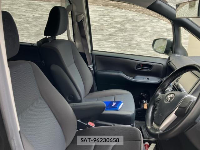 Toyota VOXY 2014-10 7790318-13