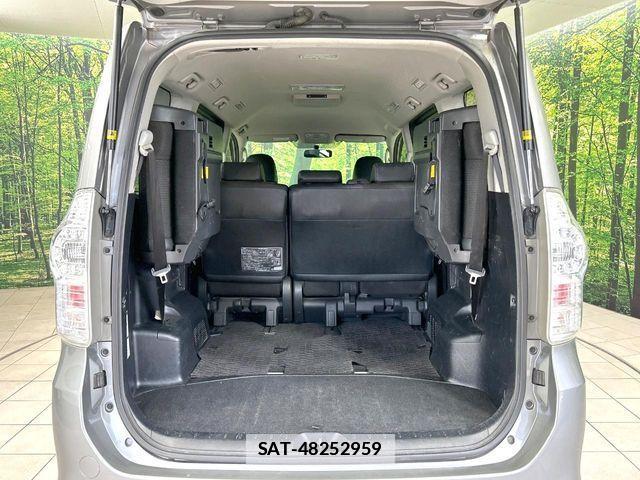 Toyota VOXY 2012-10 7790306-11