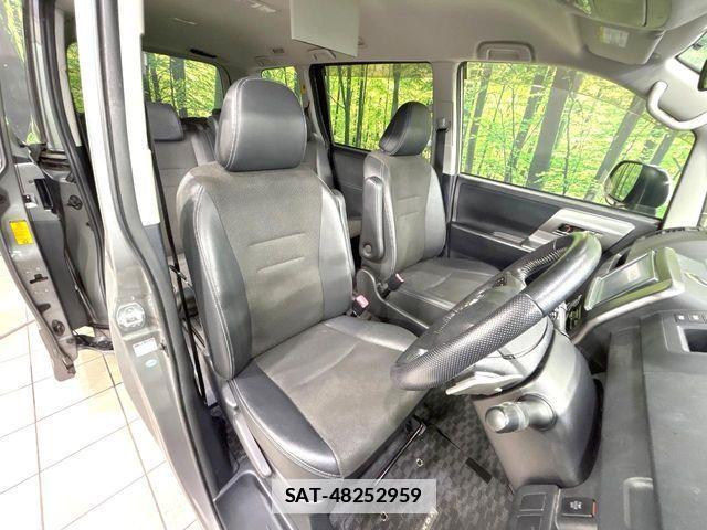 Toyota VOXY 2012-10 7790306-8