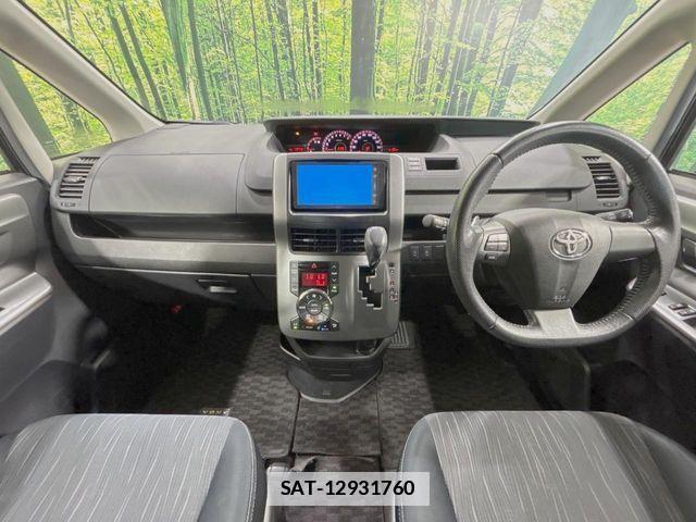 Toyota VOXY 2012-03 7790323-1