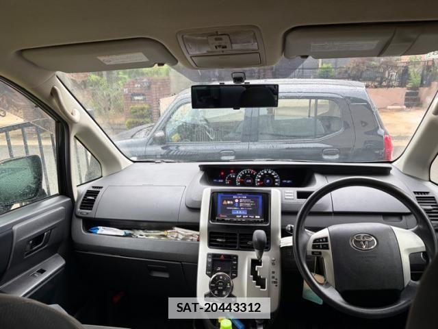 Toyota VOXY 2010-08 7790299-8