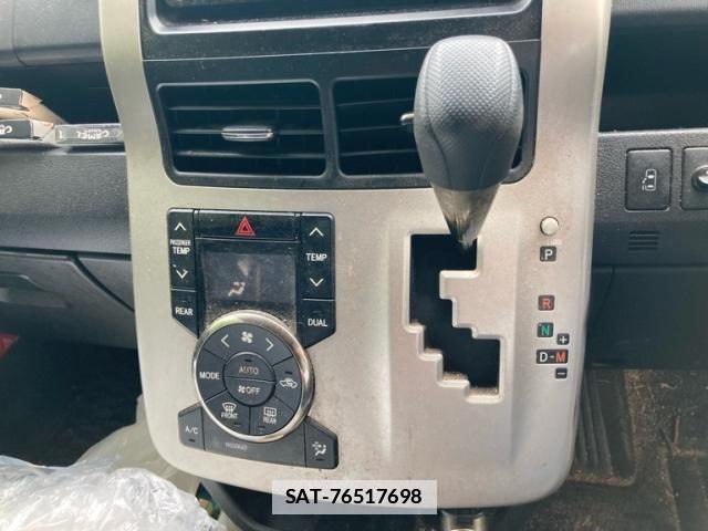 Toyota VOXY 2011-12 7880403-11