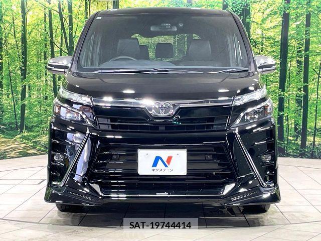 Toyota VOXY 2021-08 7880372-14