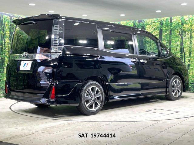 Toyota VOXY 2021-08 7880372-17