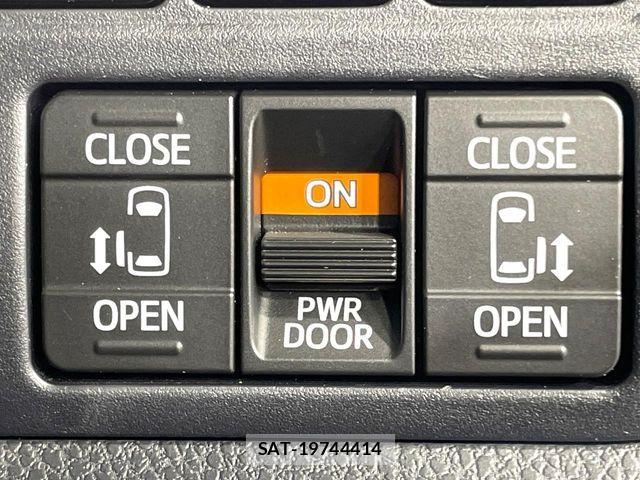 Toyota VOXY 2021-08 7880372-3