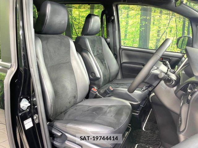 Toyota VOXY 2021-08 7880372-7