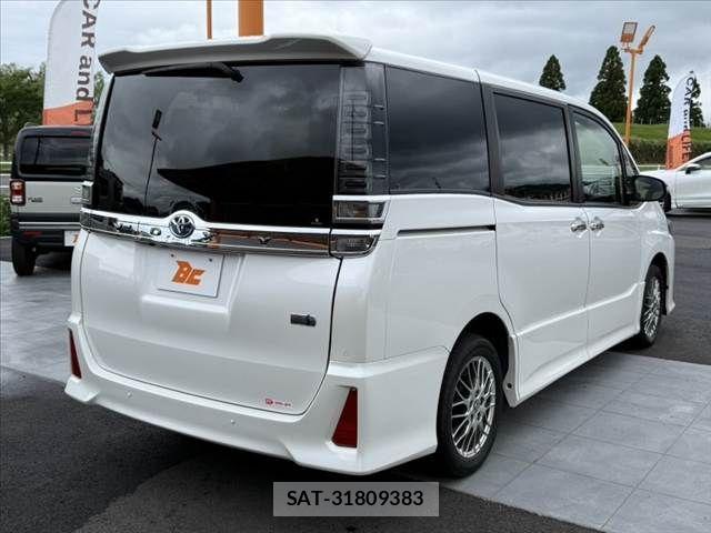 Toyota VOXY 2021-11 7880361-12