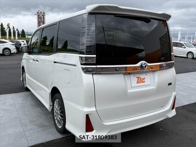 Toyota VOXY 2021-11 7880361-14
