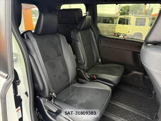 Toyota VOXY 2021-11 7880361-17