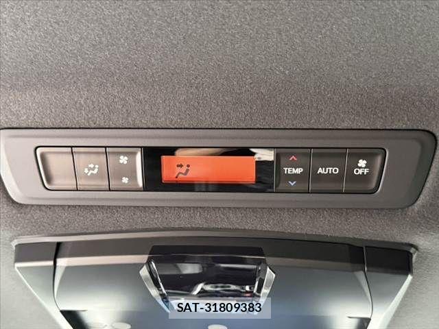 Toyota VOXY 2021-11 7880361-24