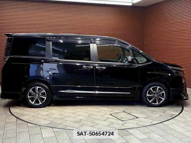 Toyota VOXY 2021-10 7880371-17
