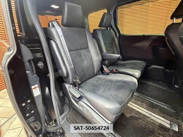 Toyota VOXY 2021-10 7880371-8
