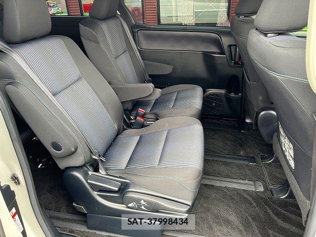 Toyota VOXY 2016-02 7880379-9