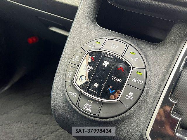 Toyota VOXY 2016-02 7880379-14