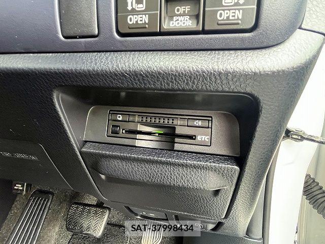 Toyota VOXY 2016-02 7880379-15