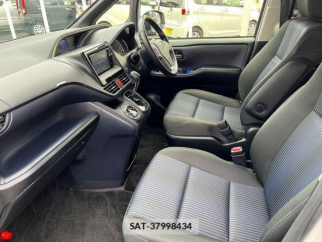 Toyota VOXY 2016-02 7880379-18