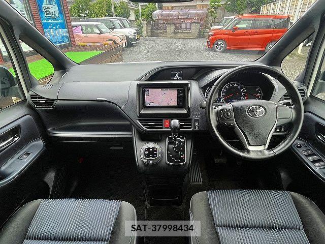 Toyota VOXY 2016-02 7880379-1