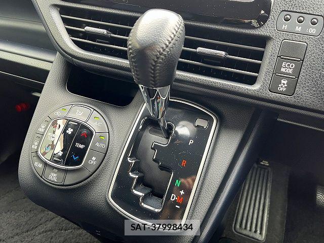 Toyota VOXY 2016-02 7880379-19