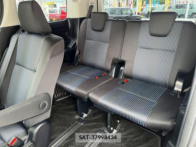 Toyota VOXY 2016-02 7880379-21