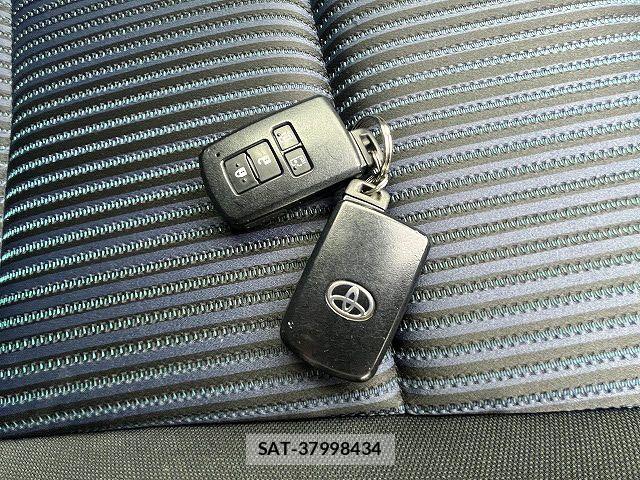Toyota VOXY 2016-02 7880379-25