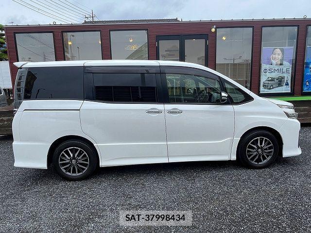 Toyota VOXY 2016-02 7880379-2