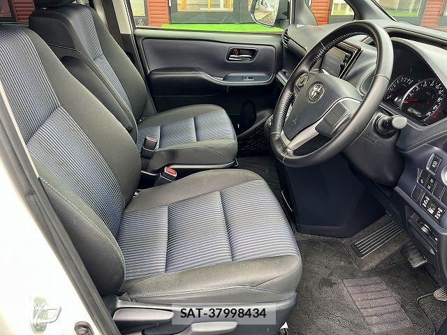 Toyota VOXY 2016-02 7880379-3