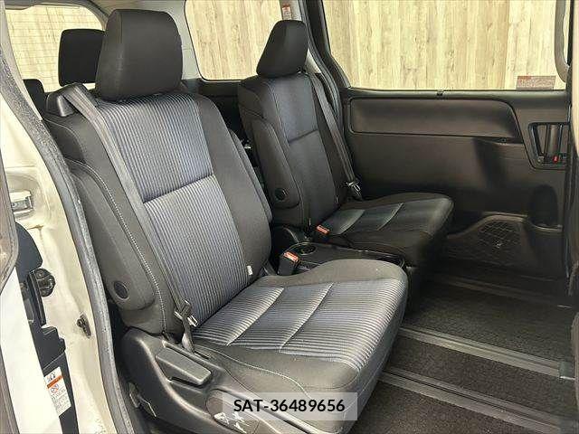 Toyota VOXY 2015-01 7880389-9
