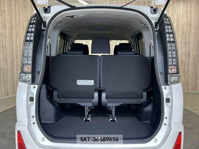 Toyota VOXY 2015-01 7880389-11