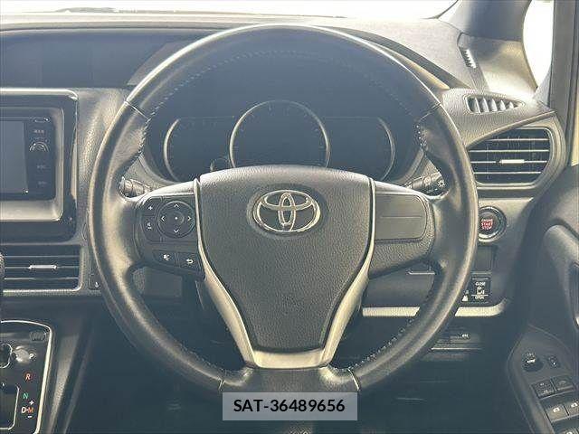 Toyota VOXY 2015-01 7880389-12