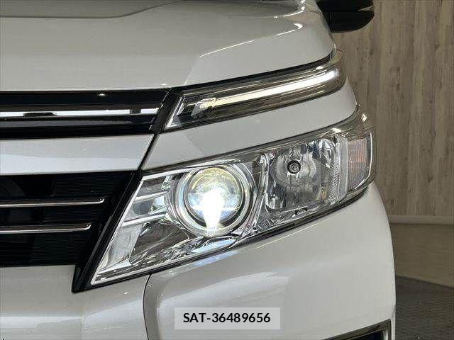 Toyota VOXY 2015-01 7880389-13