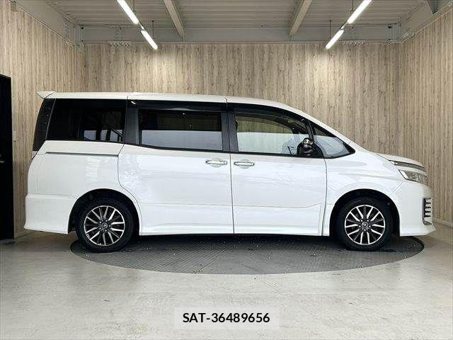 Toyota VOXY 2015-01 7880389-18