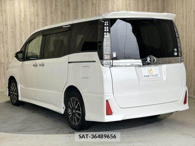 Toyota VOXY 2015-01 7880389-21