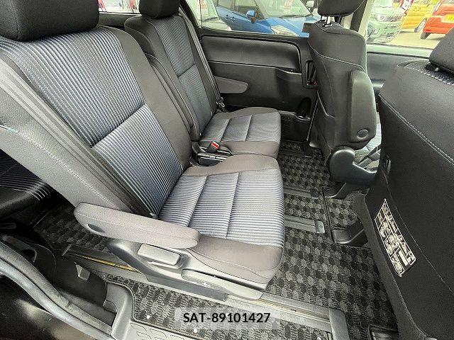 Toyota VOXY 2016-06 7880382-9
