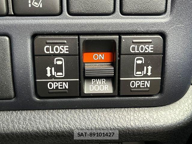 Toyota VOXY 2016-06 7880382-10