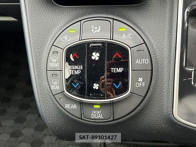 Toyota VOXY 2016-06 7880382-14