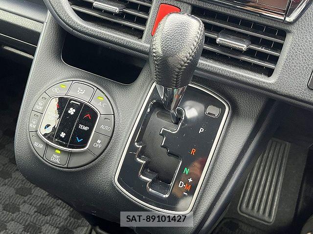 Toyota VOXY 2016-06 7880382-19