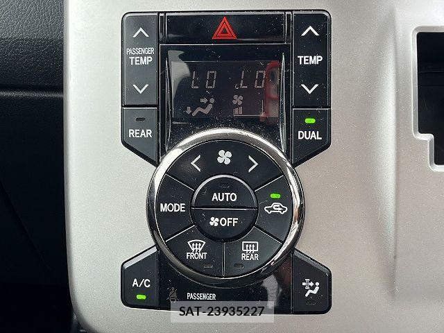 Toyota VOXY 2010-11 7880391-14