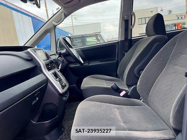 Toyota VOXY 2010-11 7880391-18