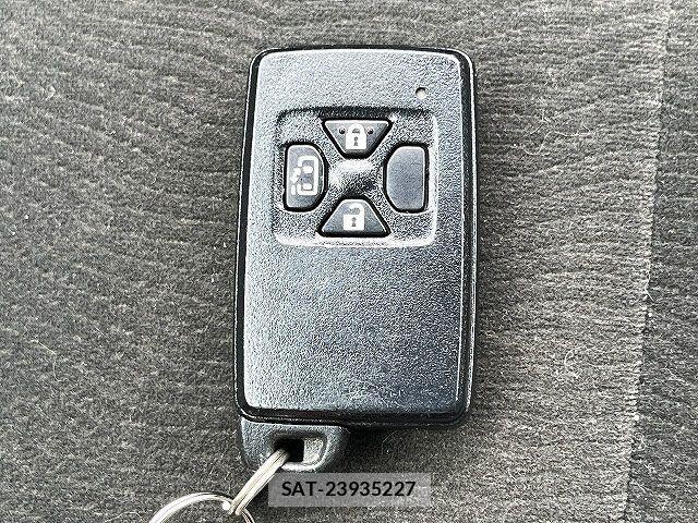 Toyota VOXY 2010-11 7880391-23