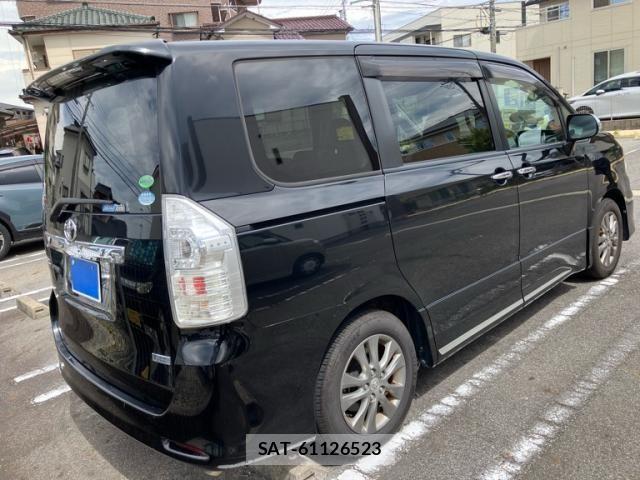 Toyota VOXY 2013-08 7880398-2