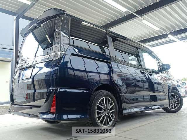Toyota VOXY 2014-12 7880384-6