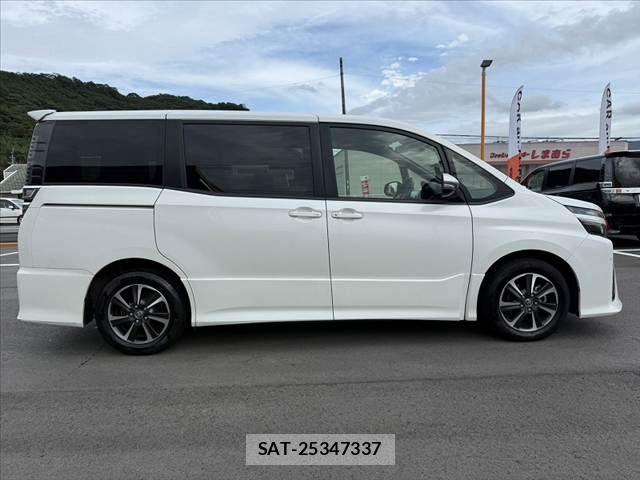 Toyota VOXY 2017-07 7880383-10