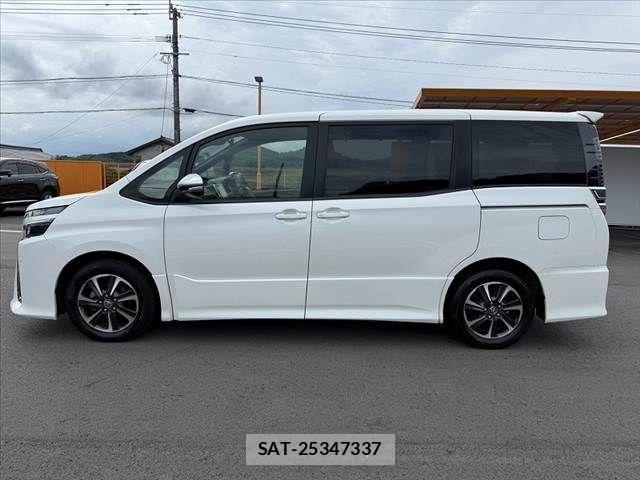 Toyota VOXY 2017-07 7880383-11