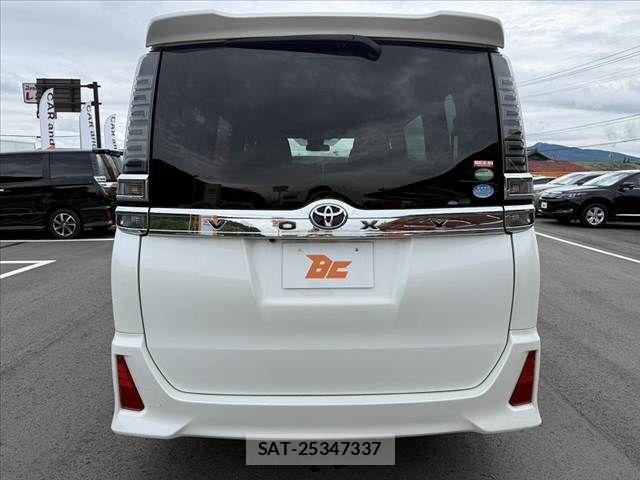 Toyota VOXY 2017-07 7880383-13