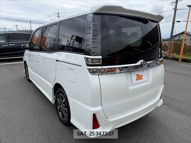 Toyota VOXY 2017-07 7880383-14