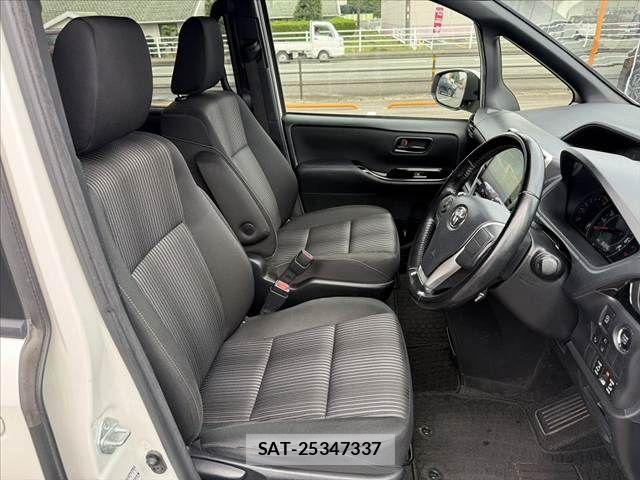 Toyota VOXY 2017-07 7880383-15