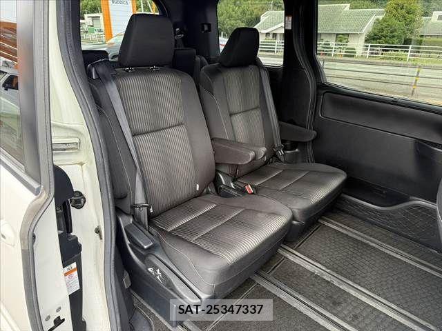 Toyota VOXY 2017-07 7880383-16