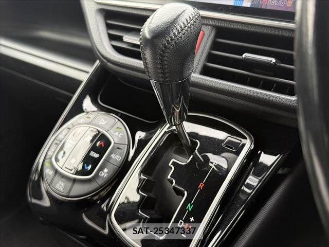 Toyota VOXY 2017-07 7880383-23