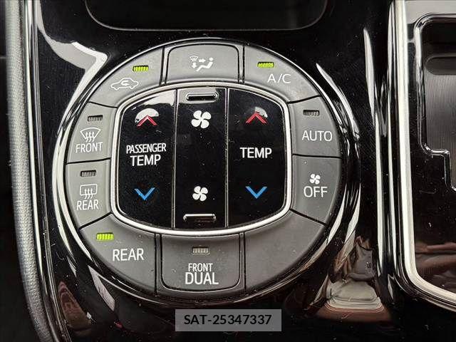 Toyota VOXY 2017-07 7880383-24